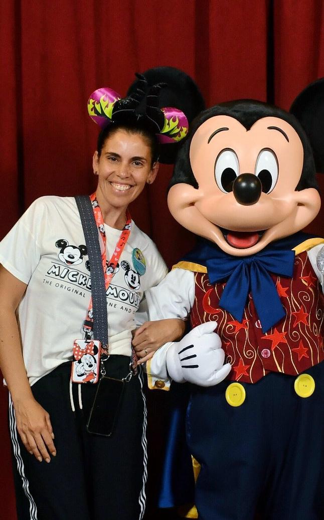 Laura Peluffo con Mickey Mouse - Agente de Viajes Disney